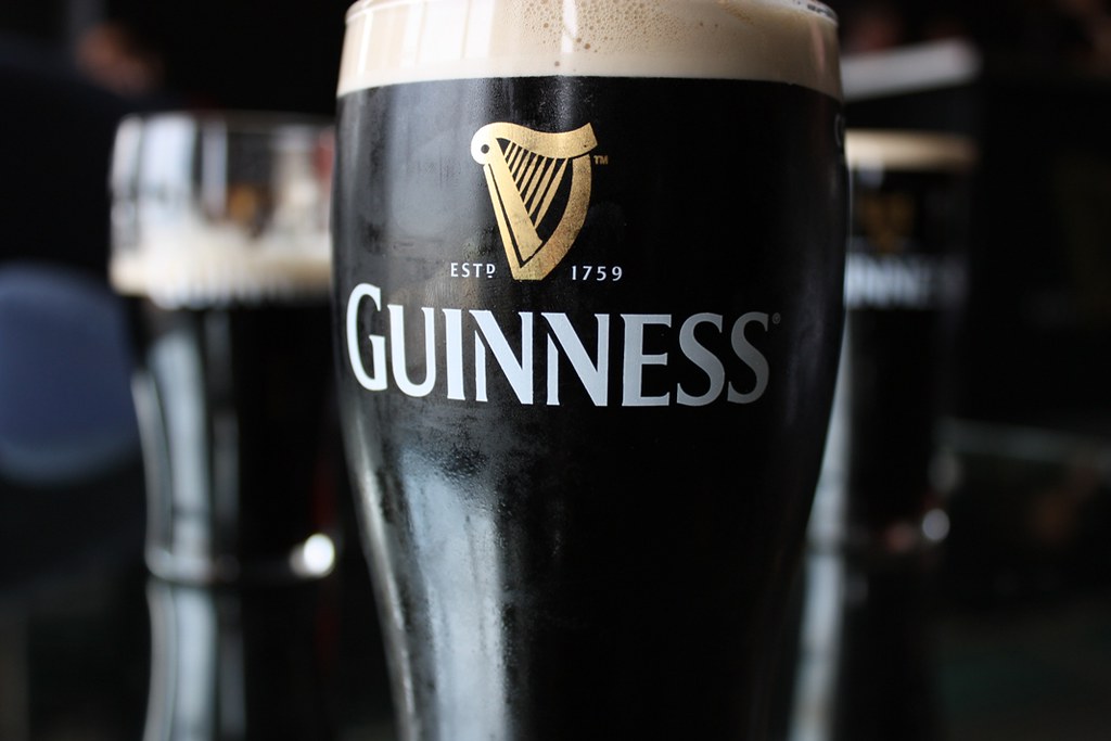 Как пить пиво гиннес. 2. Темное пиво Guinness Ирландии. Виски с Гиннесом. Пиво Гиннес безалкогольное.